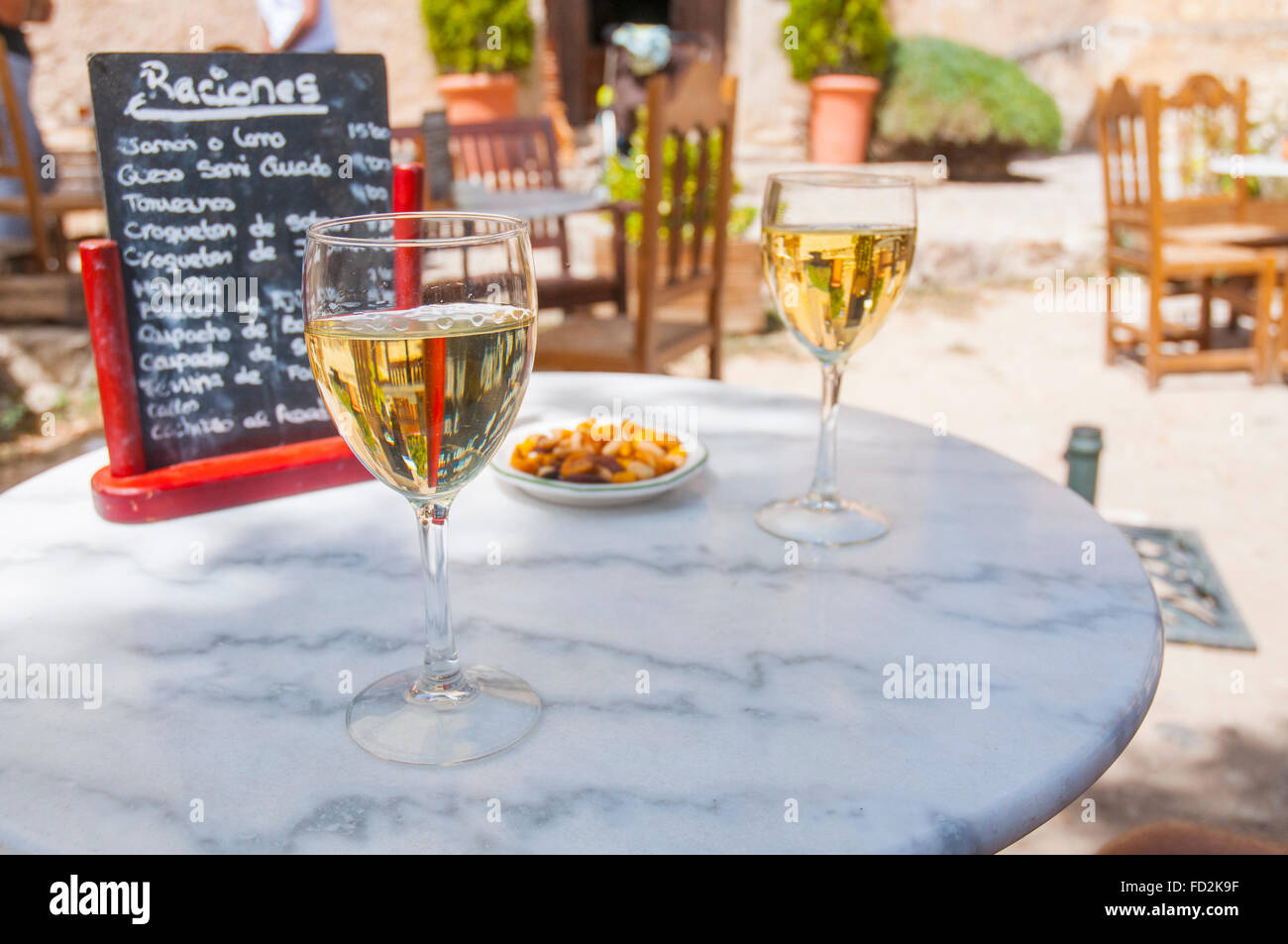 Deux verres de vin blanc en terrasse. Pedraza, province de segovia, Castilla Leon, Espagne. Banque D'Images