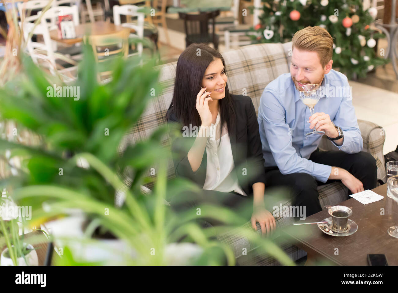 Les jeunes dans le café Banque D'Images