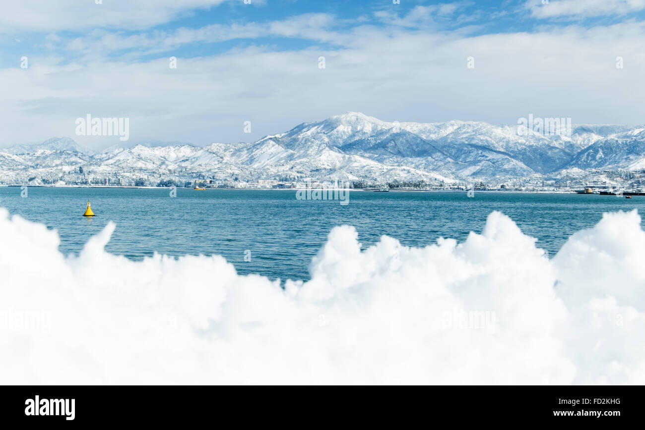 Paysage mer noire sur la neige fond de montagnes du Caucase Géorgie Batumi Banque D'Images