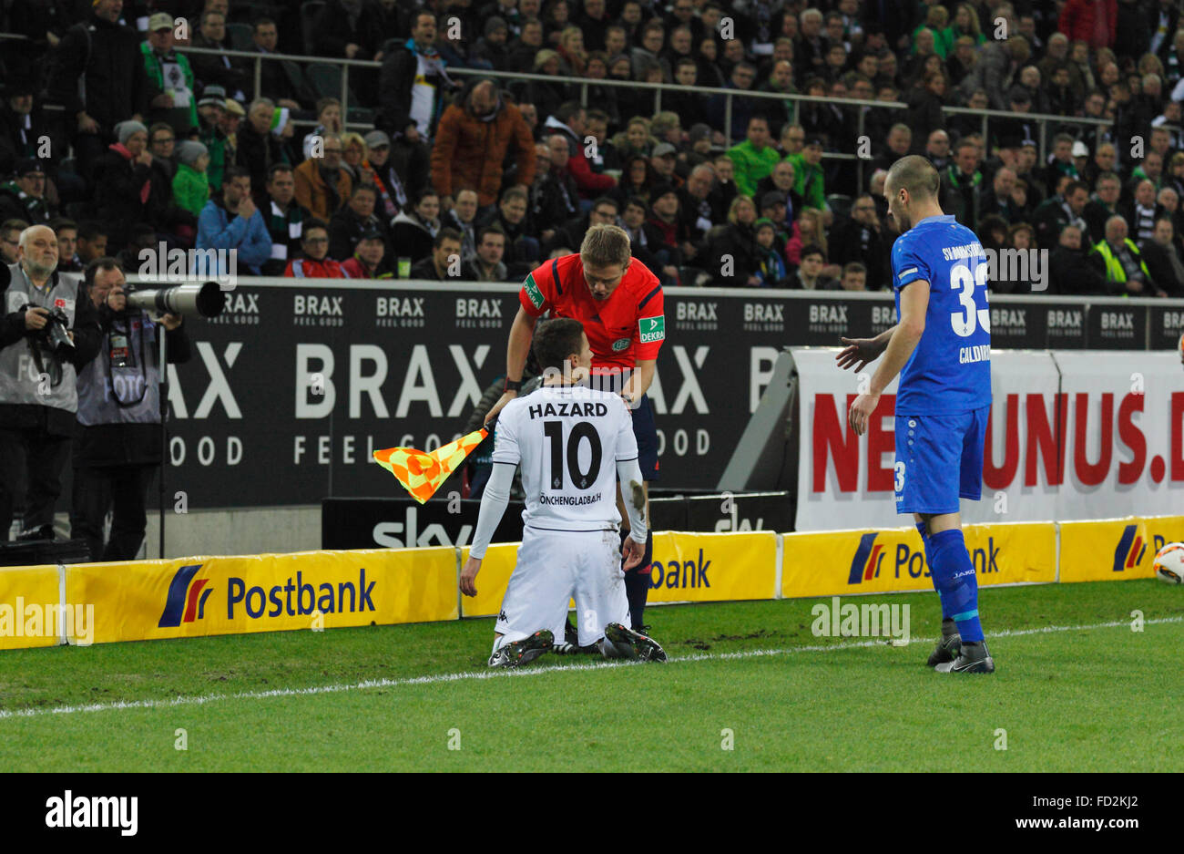 Sports, football, Bundesliga Borussia Moenchengladbach, 2015-2016, par rapport à 98 SV Darmstadt 3:2, stade Borussia Park, photos, carte jaune par l'arbitre Benjamin marque à Luca hamiltonien Caldirola (Darmstadt) après le jeu déloyal pour Thorgan Hazard (MG), derrière Robert Schroeder assistant Banque D'Images