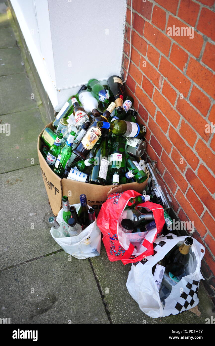 Les vestiges d'une partie sauvage de bouteilles de verre pour mettre dans les Street Brighton UK Banque D'Images