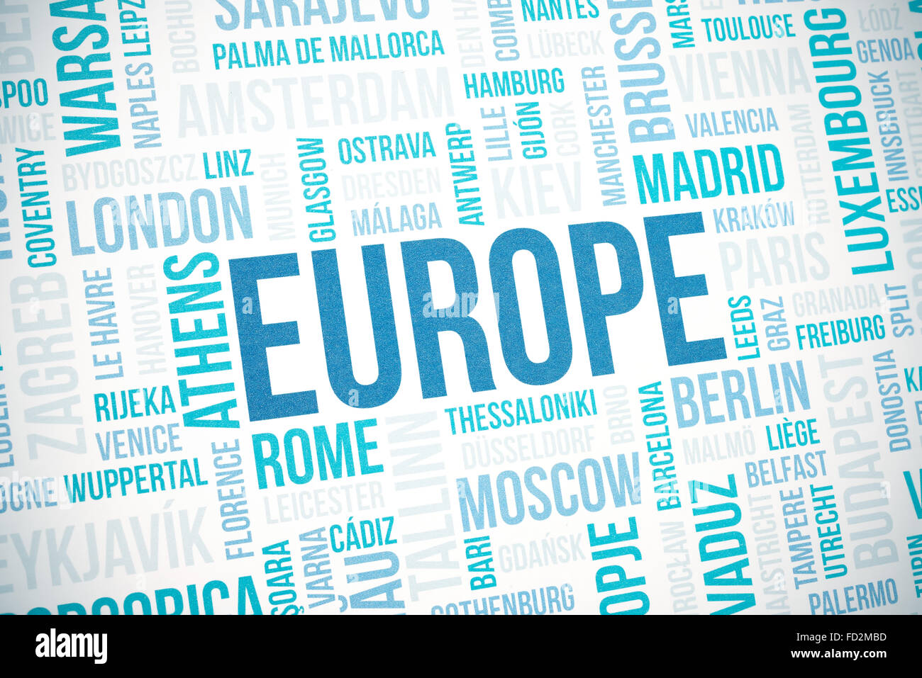 Europe concept cloud print, capitales de pays et d'autres villes, l'arrière-plan texte mots et vignette ajouté dans les tons bleus Banque D'Images