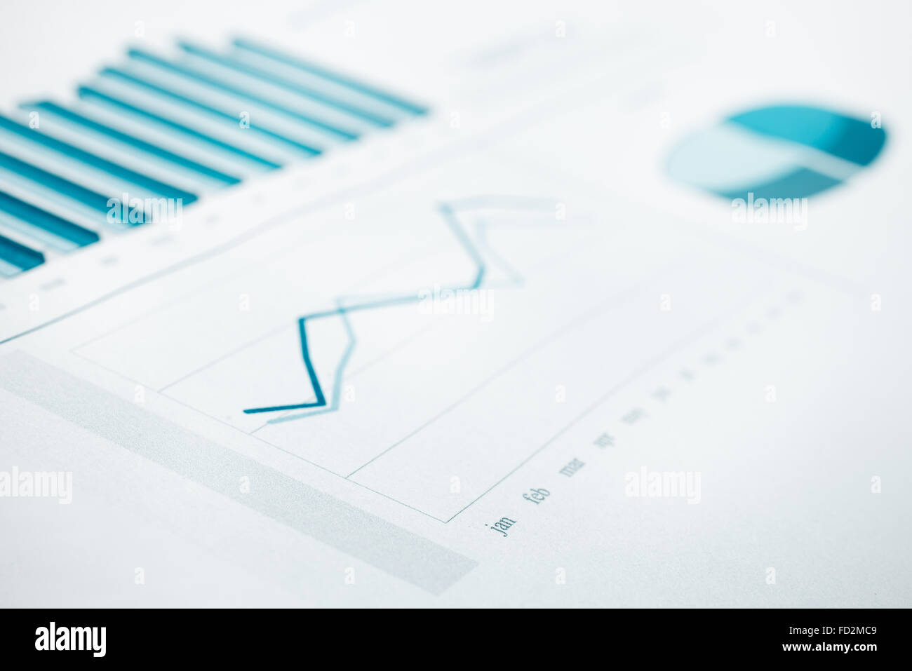Rapport de données d'affaires et tableau de près. Statistiques mensuelles. Couleur d'encre papier d'impression. Focus sélectif. Tons bleu Banque D'Images