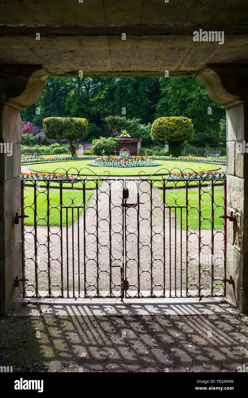 Entrée du jardin de fleurs de style victorien à Wentworth Castle Gardens, Barnsley, Yorkshire, Angleterre. Banque D'Images