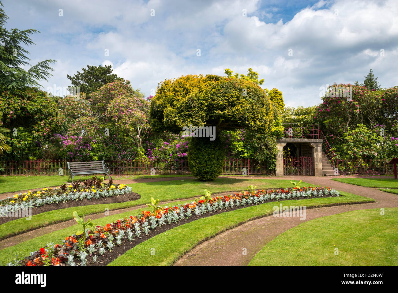 La plantation au début de l'été dans le jardin de fleurs de style victorien à Wentworth Castle Gardens près de Barnsley, Yorkshire, Angleterre. Banque D'Images
