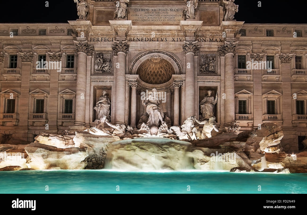 Rome, Italie : Fontaine Travi, conçu par l'architecte italien Nicola Salvi et achevé par Pietro Bracci. Banque D'Images