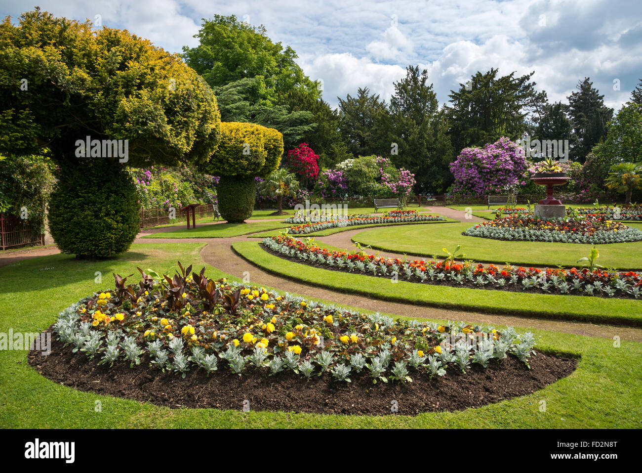 La plantation au début de l'été dans le jardin de fleurs de style victorien à Wentworth Castle Gardens près de Barnsley, Yorkshire, Angleterre. Banque D'Images