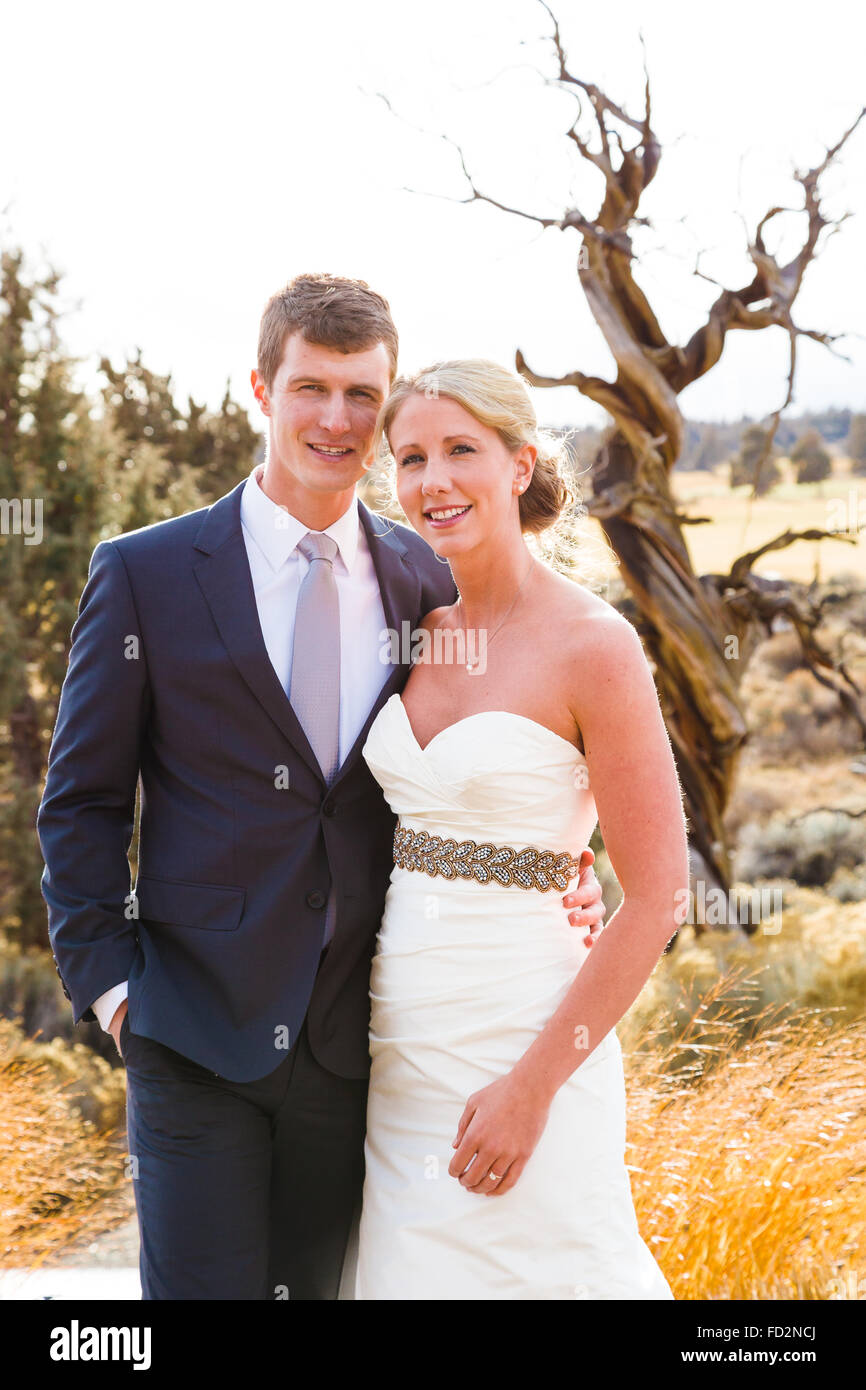 Centre de l'Oregon mariage portrait des mariés à l'extérieur l'hiver. Banque D'Images