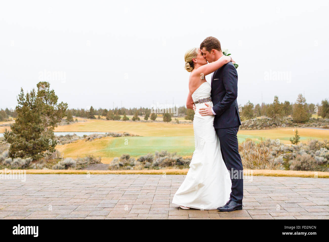 Centre de l'Oregon mariage portrait des mariés à l'extérieur l'hiver. Banque D'Images