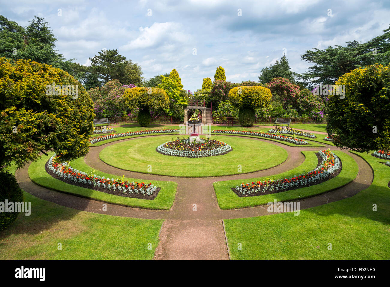 La plantation au début de l'été dans le jardin de fleurs de style victorien à Wentworth Castle Gardens près de Barnsley, Yorkshire, Angleterre. Banque D'Images