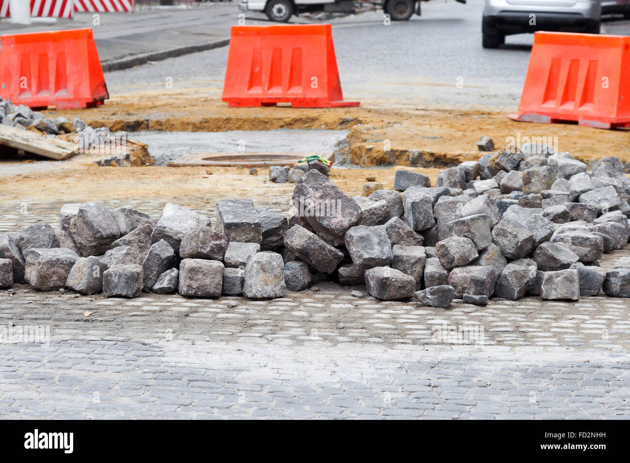Morceaux de débris se trouvant sur la route, il y a des travaux de construction de réparation Banque D'Images