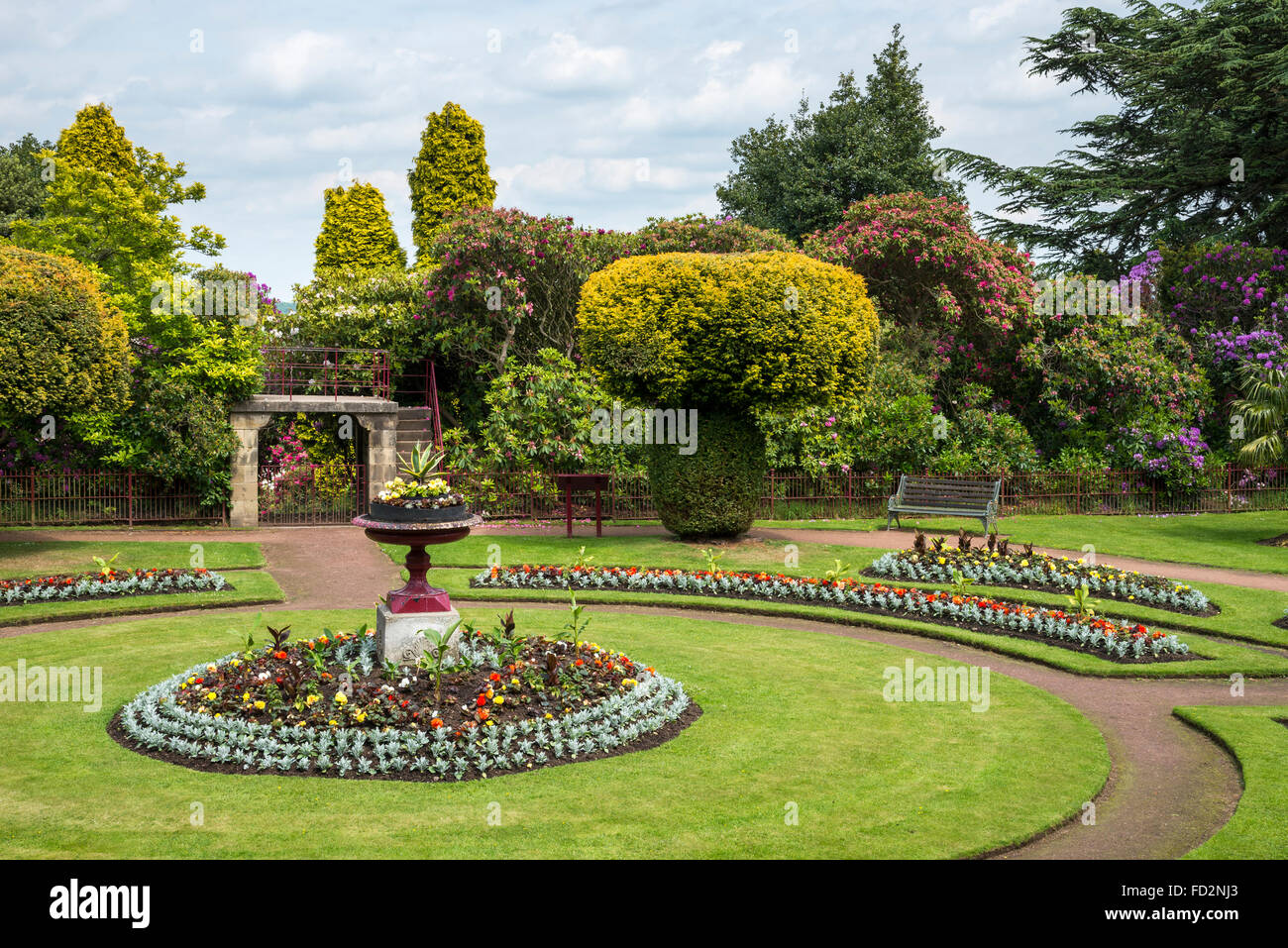 La plantation au début de l'été dans le jardin de fleurs de style victorien à Wentworth Castle Gardens près de Barnsley, Yorkshire, Angleterre. Banque D'Images