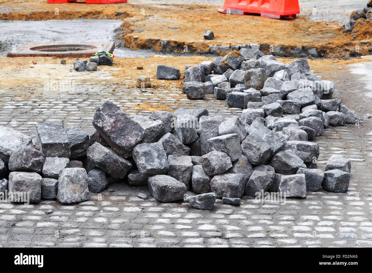 Morceaux de débris se trouvant sur la route, il y a des travaux de construction de réparation Banque D'Images