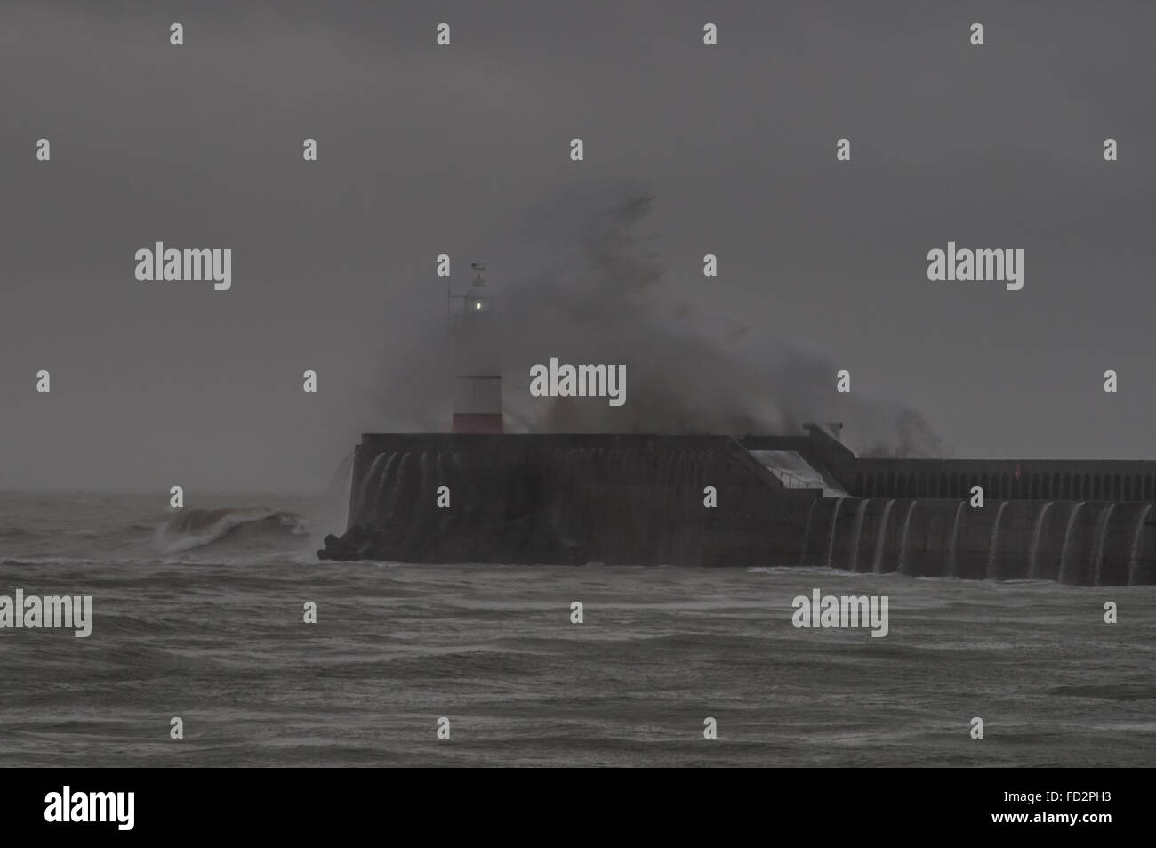 Newlaven, East Sussex, Royaume-Uni. 27 janvier 2016. Un vent fort fait monter les vagues à West Arm. Banque D'Images