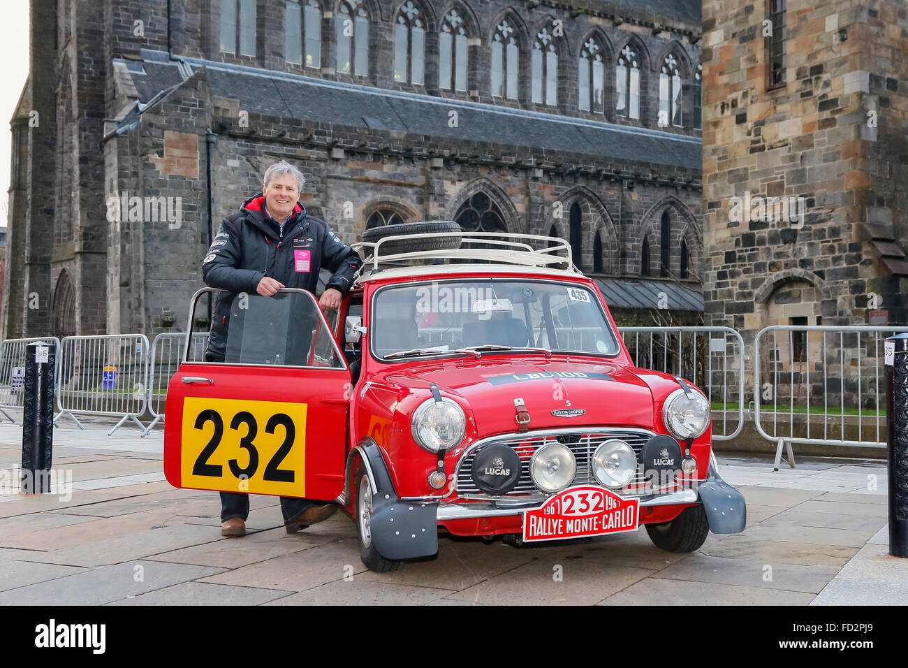 Paisley, au Royaume-Uni. 27 Jan, 2016. Plus de 90 le mans classique et de course a commencé le 84e Rallye Monte-Carlo de Paisley, près de Glasgow à la course de 2688 kilomètres à Monte Carlo, dans le sud de la France. Malgré de fortes pluies et des vents forts, des milliers de spectateurs s'cheer off les voitures Crédit : Findlay/Alamy Live News Banque D'Images