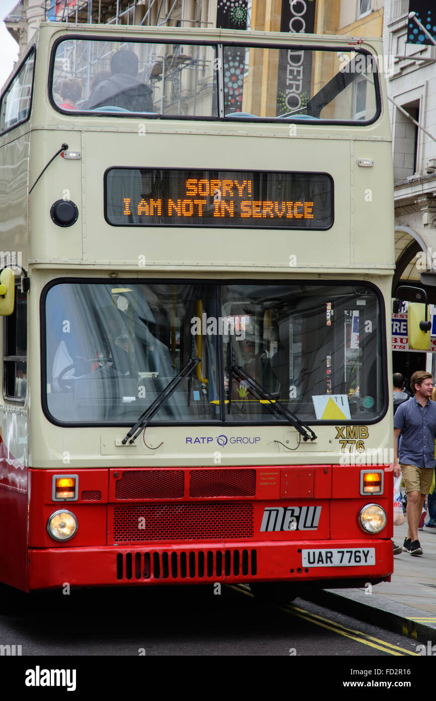 London bus de tourisme avec texte Désolé ! Je ne suis pas en service. Banque D'Images