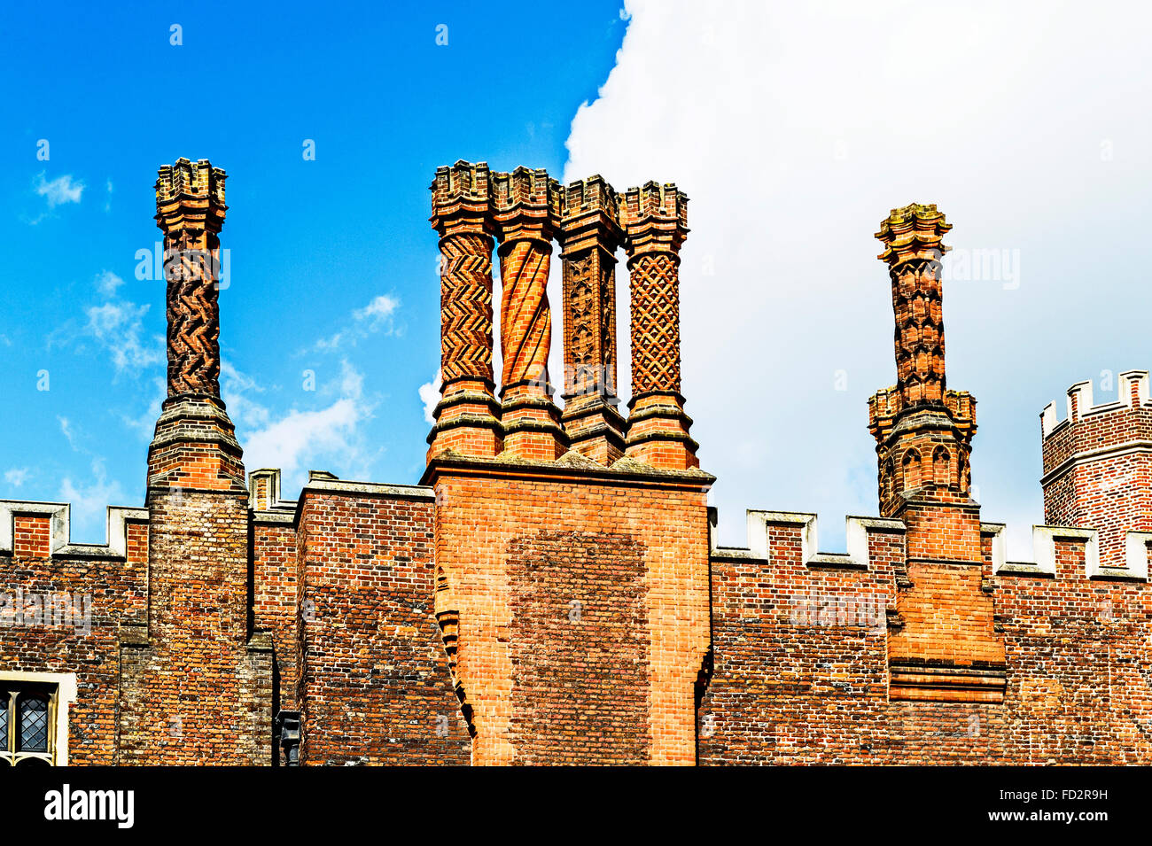 Les cheminées de style Tudor de Hampton Court Palace, Surrey ; Schornsteine en Tudorstil im Schloss Hampton Court Banque D'Images