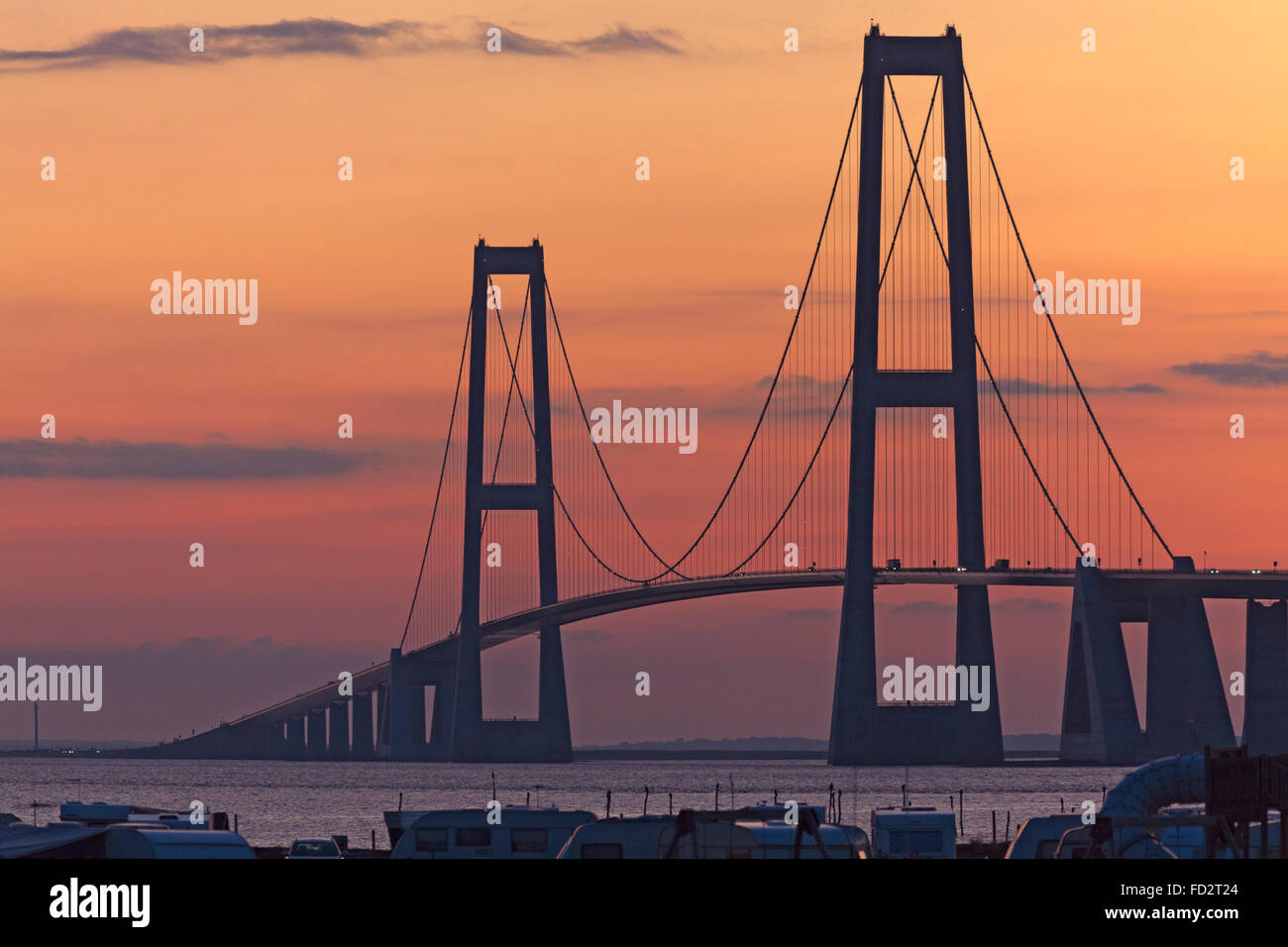 Le pont suspendu de Storebælt relie la Zélande à Fynen au Danemark, ce qui permet aux voyageurs de gagner un long voyage en mer et une heure. Une architecture unique. Banque D'Images
