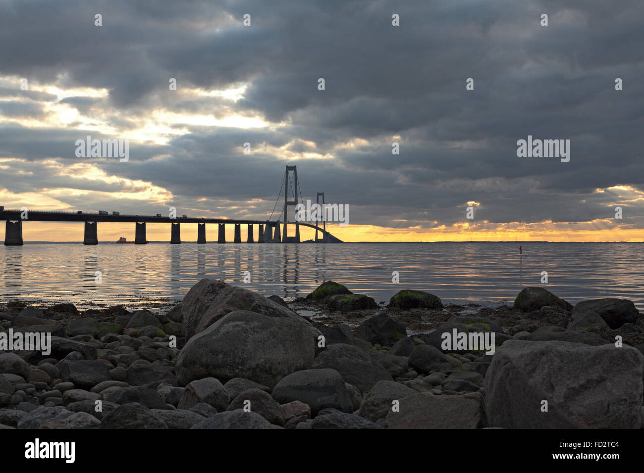 Le pont suspendu de Storebælt relie la Zélande à Fynen au Danemark, ce qui permet aux voyageurs de gagner un long voyage en mer et une heure. Une architecture unique. Banque D'Images