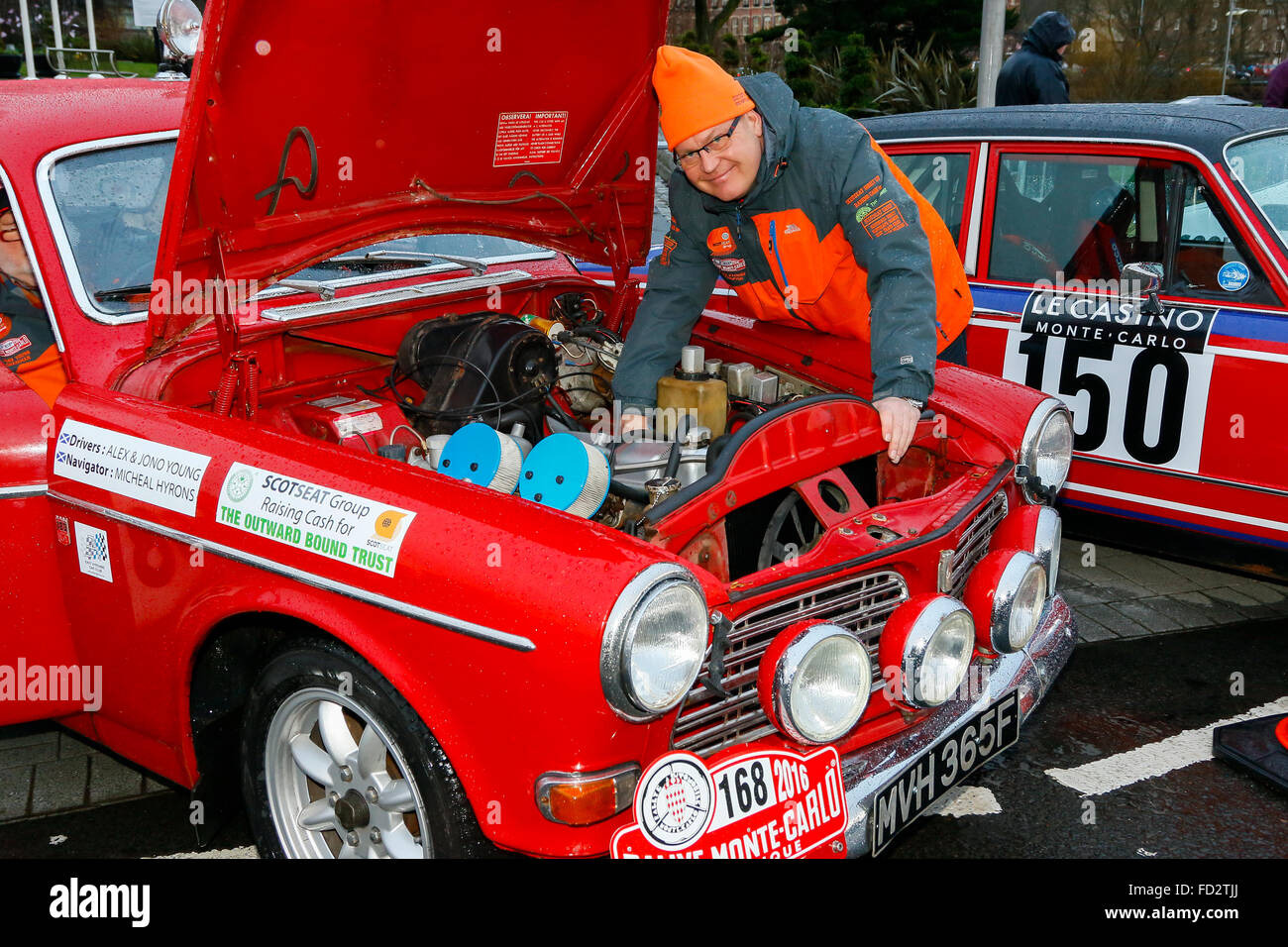 Paisley, au Royaume-Uni. 27 Jan, 2016. Plus de 90 le mans classique et de course a commencé le 84e Rallye Monte-Carlo de Paisley, près de Glasgow à la course de 2688 kilomètres à Monte Carlo, dans le sud de la France. Malgré de fortes pluies et des vents forts, des milliers de spectateurs s'cheer off les voitures Crédit : Findlay/Alamy Live News Banque D'Images