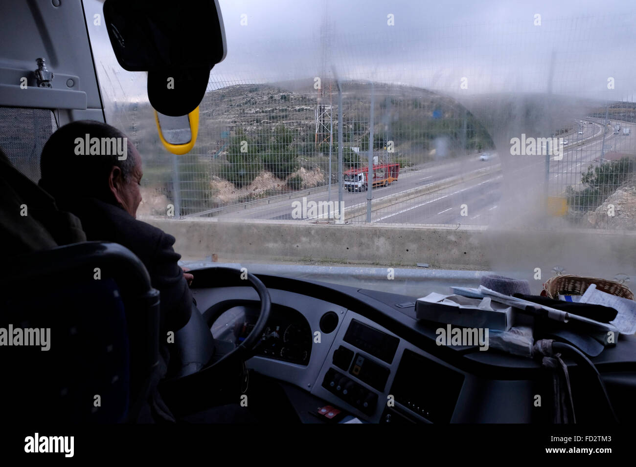 Un autobus israélien dans un pont sur la route 443 près de la colonie de Bet Horon, Cisjordanie, Israël le 27 janvier 2016. Route 443 est situé à proximité de la barrière de sécurité qui a été érigé dans les années qui ont suivi le déclenchement de la deuxième Intifada, le "terrorisme" en 2000, de séparer l'Autorité palestinienne d'Israël à partir de grands centres de population. Credit : Eddie Gerald/Alamy Live News Banque D'Images