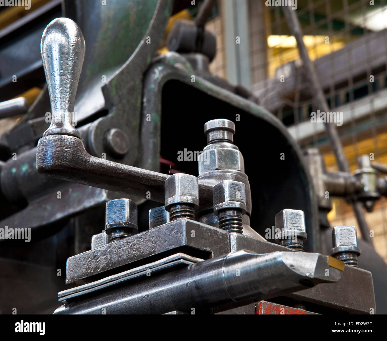 Vieille tour de ferronnerie en usine Banque D'Images