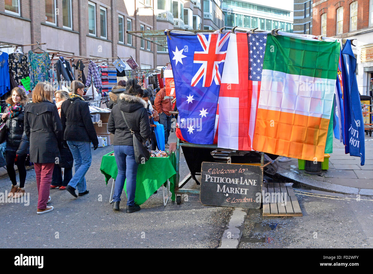 Bienvenue au marché du dimanche de Petticoat Lane signe devant un étal vendant drapeaux international London England UK Banque D'Images