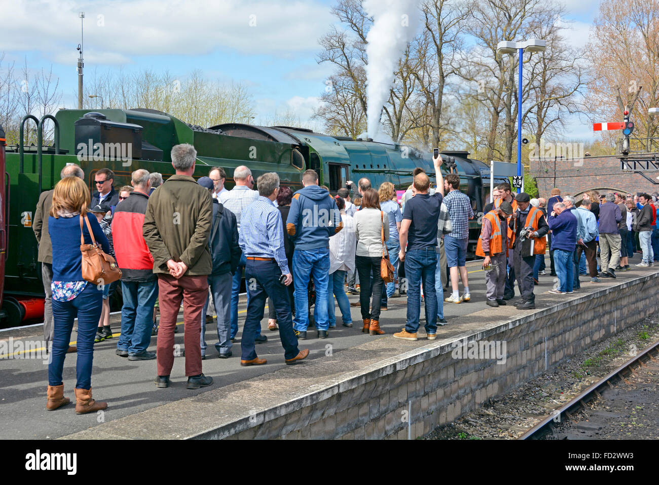 Groupe de ferrats ferroviaires et moteur préservé 34046 Braunton train à vapeur de transport à la gare de Banbury pendant l'arrêt d'eau Oxfordshire Angleterre Royaume-Uni Banque D'Images