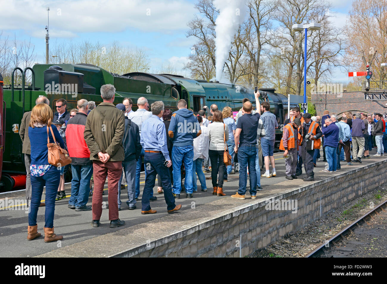 Groupe de ferrats ferroviaires et moteur préservé 34046 Braunton train à vapeur de transport à la gare de Banbury pendant l'arrêt d'eau Oxfordshire Angleterre Royaume-Uni Banque D'Images