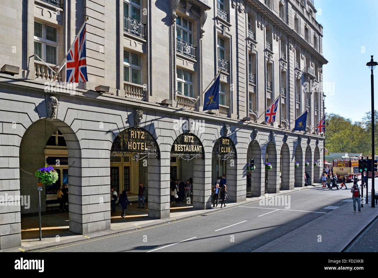 Piccadilly Road & Facade of 5 star Grade II classé Ritz Hotel v&restaurant mondialement célèbre pour le luxe de la haute société vie West End Londres Angleterre Royaume-Uni Banque D'Images