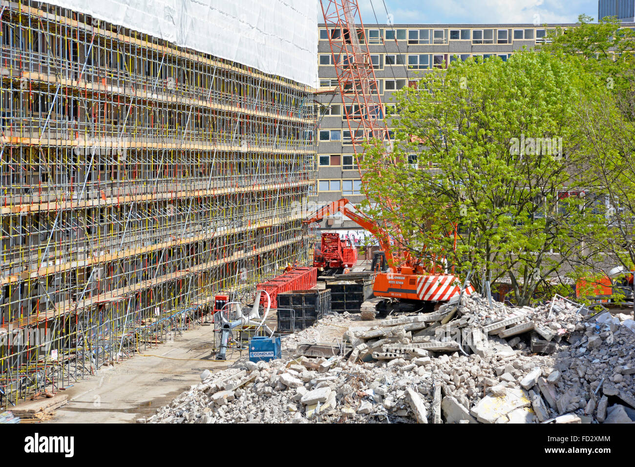 Machines de construction en cours de démolition progrès ancien conseil logement plat et maisons bâtiment Heygate Estate Elephant and Castle Regeneration Londres UK Banque D'Images Machines de construction en cours de démolition progrès ancien conseil logement plat et maisons bâtiment Heygate Estate Elephant and Castle Regeneration Londres UK Banque D'Images
