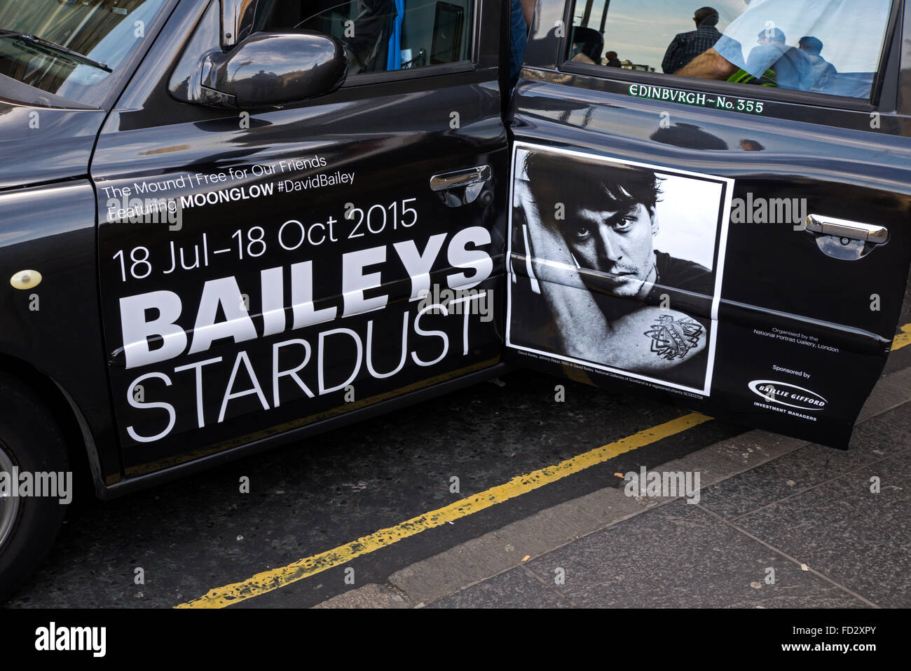 David Bailey's Exposition Stardust annoncé sur le côté d'un taxi noir à Édimbourg, Écosse, Royaume-Uni. Banque D'Images