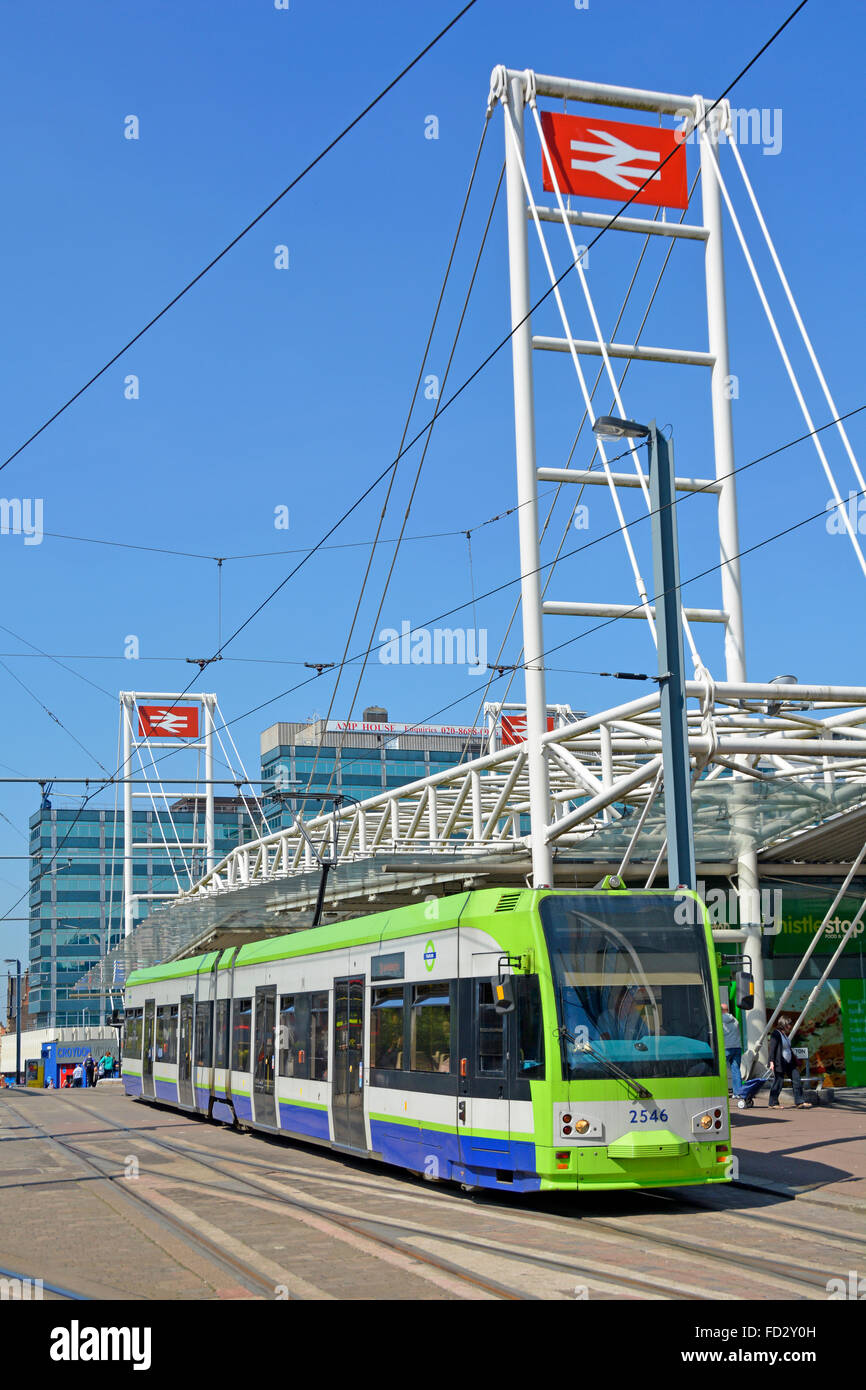 National Rail logo des chemins de fer britanniques au-dessus de la gare ferroviaire East Croydon avec service tramlink exploité par le premier groupe à l'arrêt de tramway échangeur UK Banque D'Images