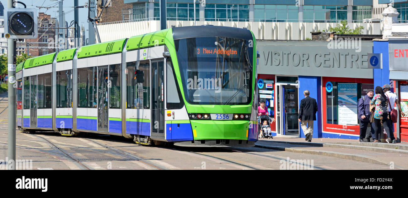 Le tramway Croydon en transport public vers le tramway New Addington arrive à la gare routière East Croydon British Rail Interchange station South London England UK Banque D'Images