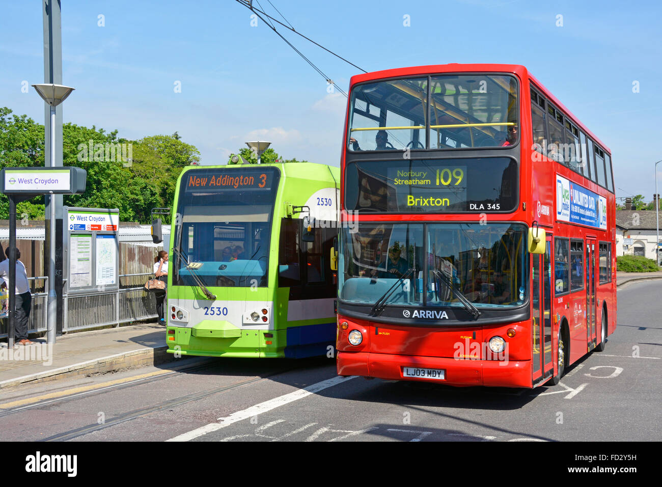 Le bus Arriva rouge à impériale londonien ligne 109, le long du tramway Croydon, dessert New Addington à l'arrêt d'échangeur de tramway West Croydon, Londres, Royaume-Uni Banque D'Images