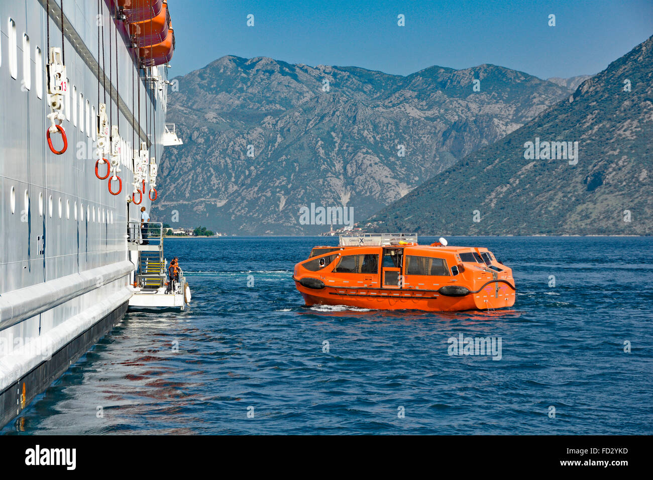 Bateau de croisière Ocean liner Bay of Kotor navires équipage sur plate-forme attendent les passagers pour un voyage à Kotor Town port Jetty via les navires de sauvetage Tender Montenegro UE Banque D'Images