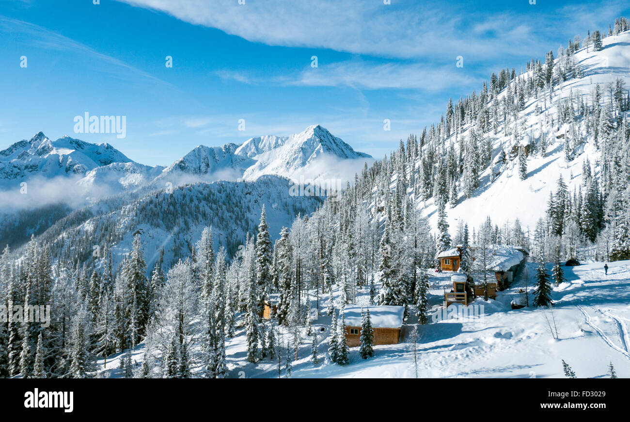 En hiver vue aérienne de Carlyle à montage à distance Lodge ; Monts Selkirk ; British Columbia, Canada Banque D'Images