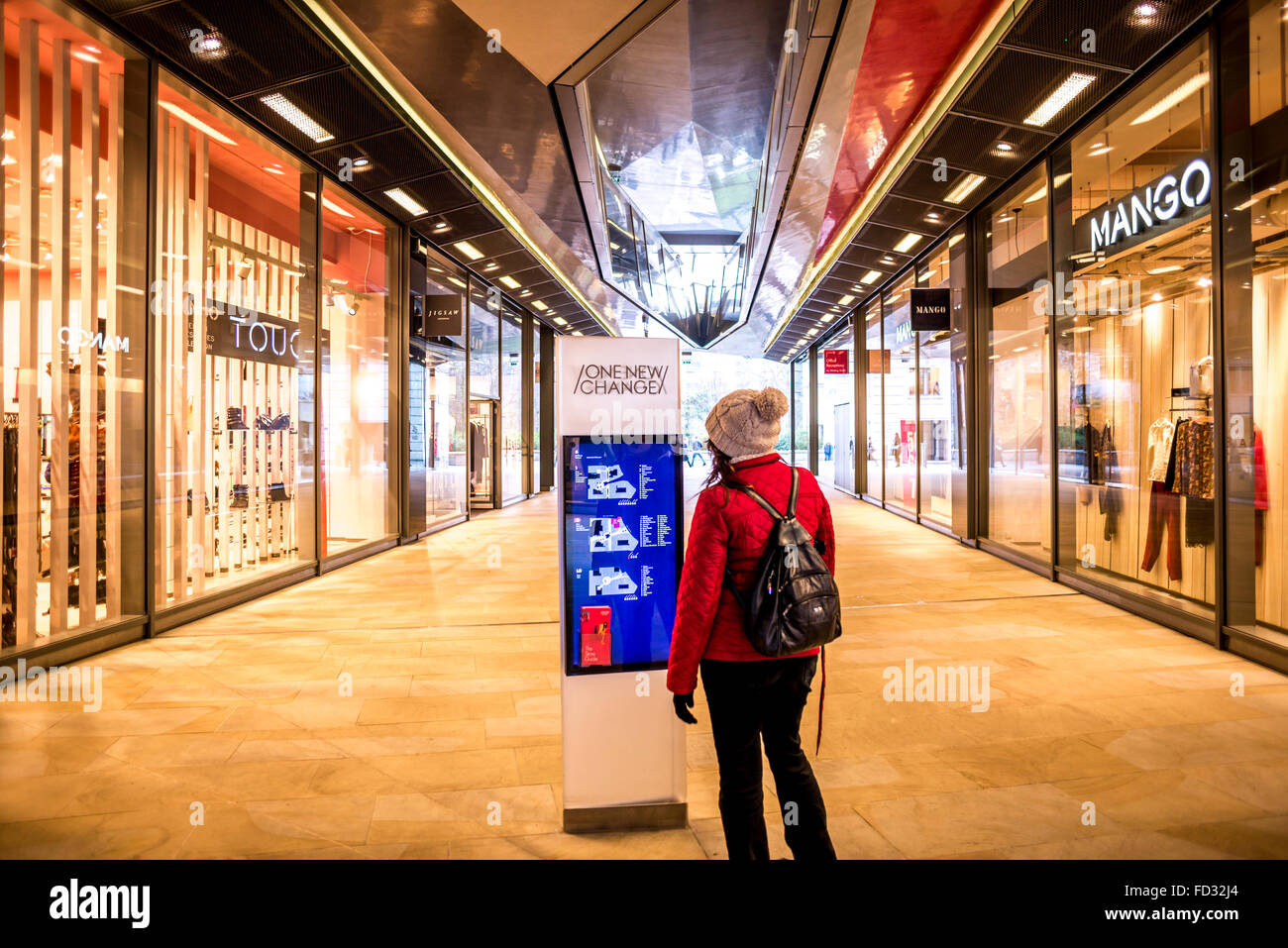 Shopping d'hiver au centre commercial. Banque D'Images