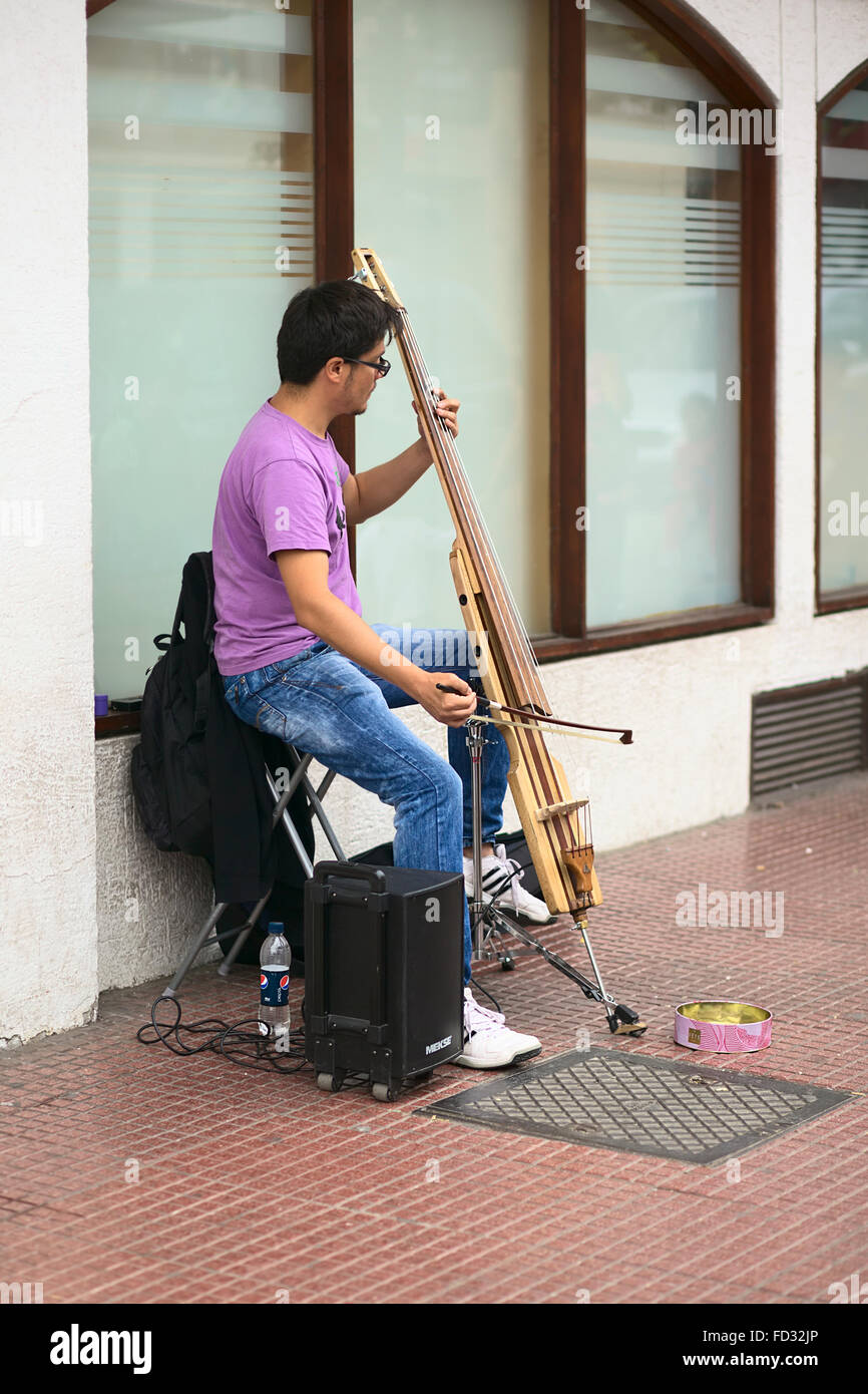 LA SERENA, CHILI - 18 février 2015 : Musicien de rue non identifiés de la lecture d'un instrument de musique à cordes sur la rue Prat Banque D'Images