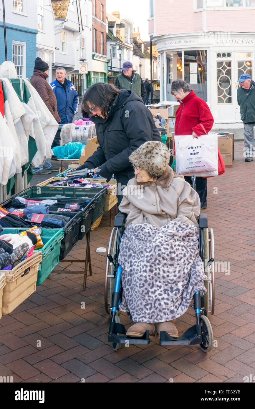 Une vieille dame de 95 ans sur le marché commercial de Faversham avec sa garde ou assistant. Parution du modèle. Banque D'Images