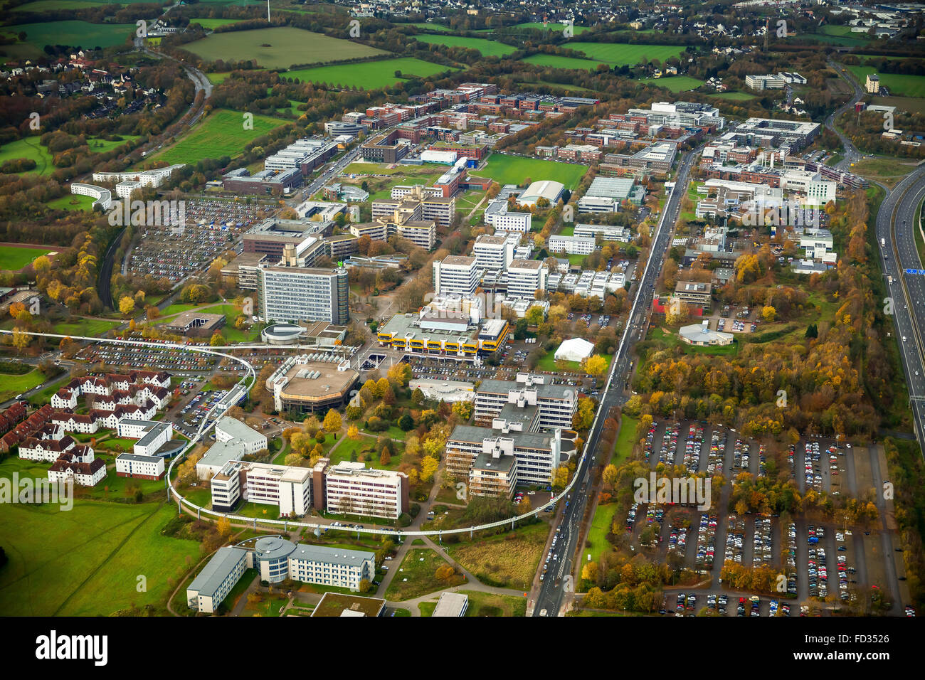 Vue aérienne, campus de l'université de Dortmund avec voie surélevée et des dortoirs, Université de Dortmund, Dortmund, Ruhr, Banque D'Images