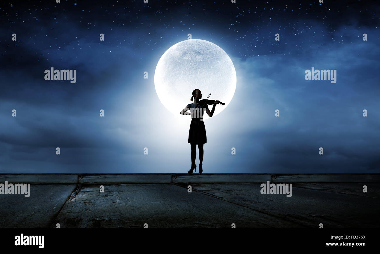 Silhouette de femme à jouer du violon à nuit Banque D'Images