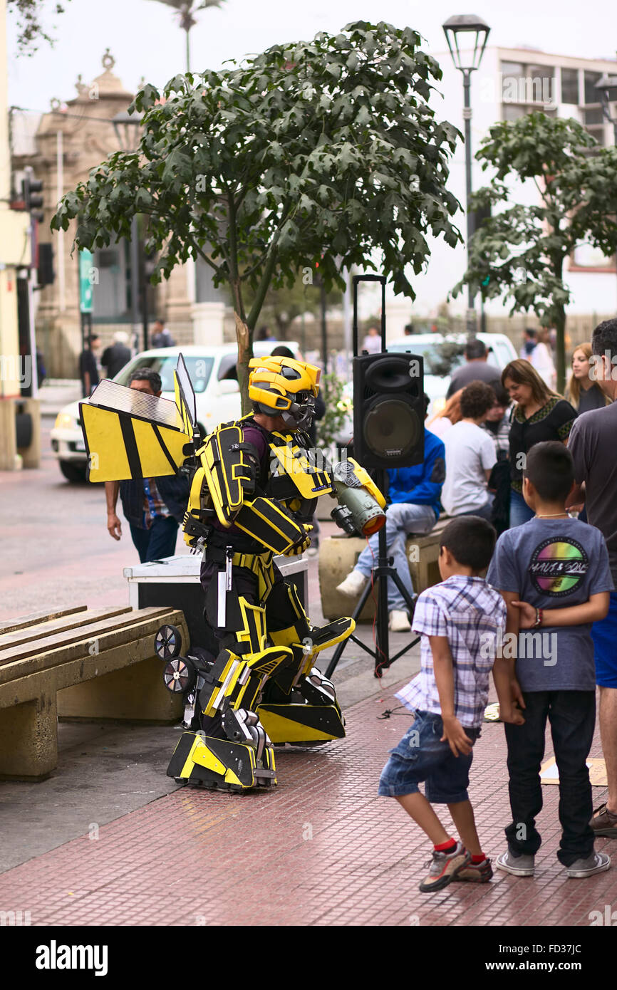 LA SERENA, CHILI - 18 février 2015 : artiste de rue en costume qui se présentent comme des statue vivante sur Cienfuegos street à La Serena, Chili Banque D'Images