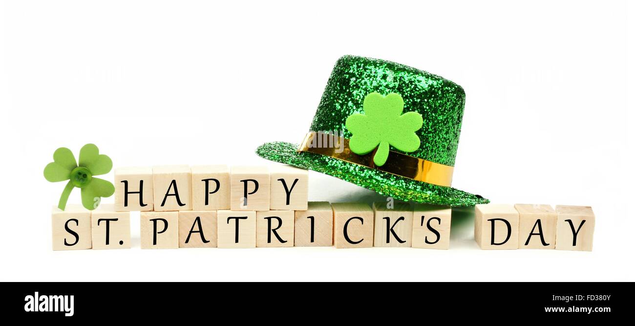 Heureux St Patricks Day blocs en bois avec chapeau de leprechaun et shamrock over white Banque D'Images