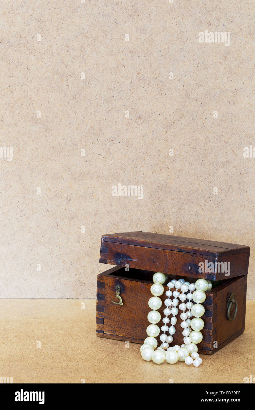 Coffre en bois vintage avec des bijoux, perles white pearl dangle Banque D'Images