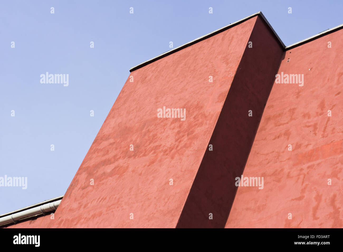 Red Wall against a blue sky Banque D'Images
