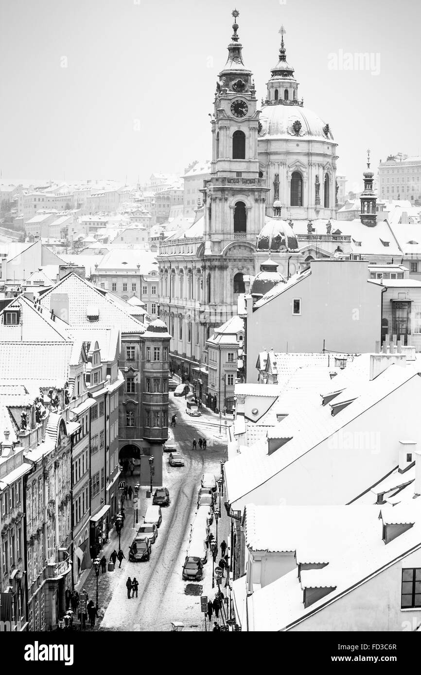 Vue de la cathédrale de Saint Nicolas (Pont sur la rue Mostecka) dans la ville basse de Prague en hiver, en République Tchèque Banque D'Images