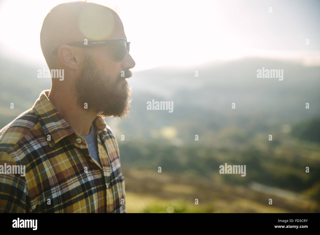 Un jeune homme explore Big Sur, en Californie. Banque D'Images