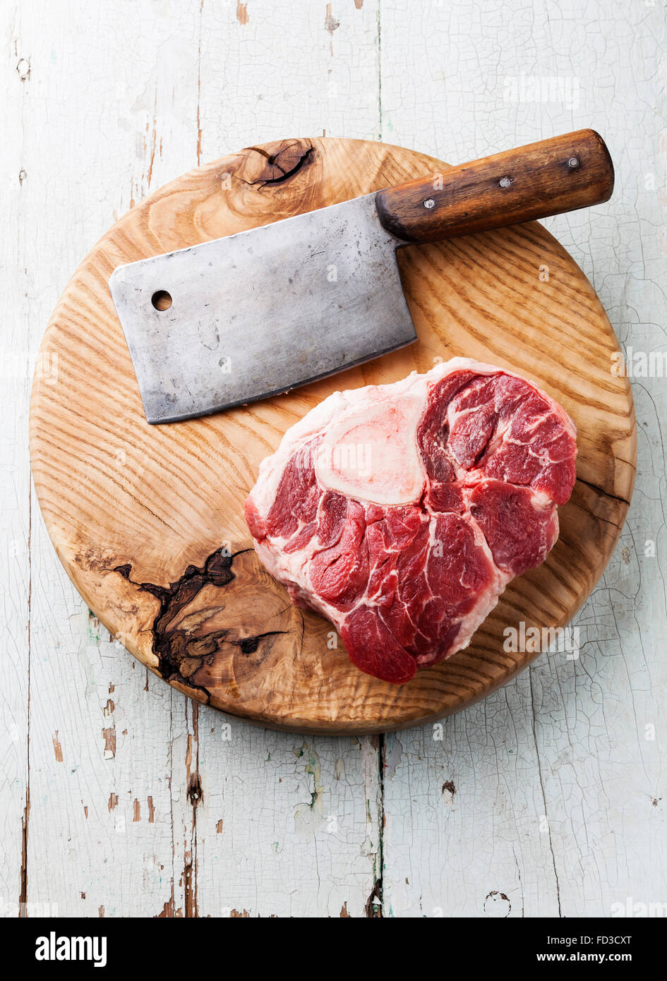 Frais de matières premières en Coupe croisée pour faire la queue de veau et Ossobuco couperet à viande sur planche à découper en bois Banque D'Images