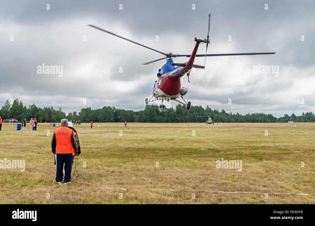 Le championnat de sport hélicoptère ouvert de la République du Bélarus "Gorovets cup' - 2015. Exercice - vol sur la précision. Banque D'Images